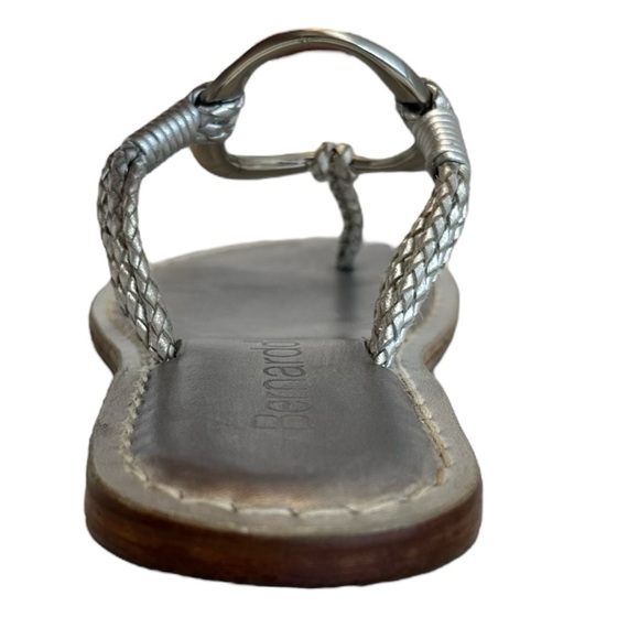 Bernardo Leather Thong Sandals Medieval Silver Metallic O-Ring Size 7 M Medium - Picture 10 of 15